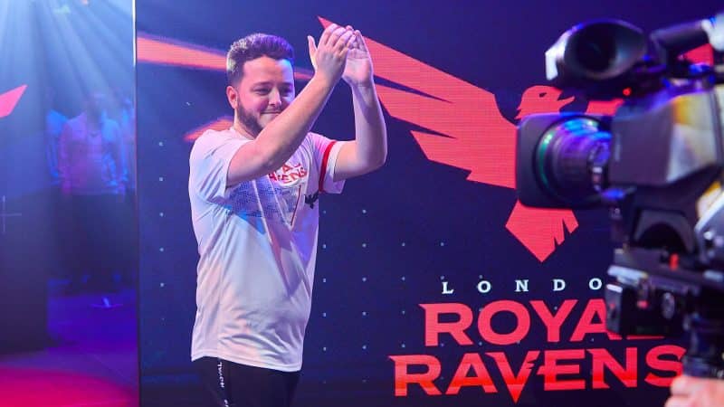 A London Royal Ravens player claps his hands walking out on the CDL stage.