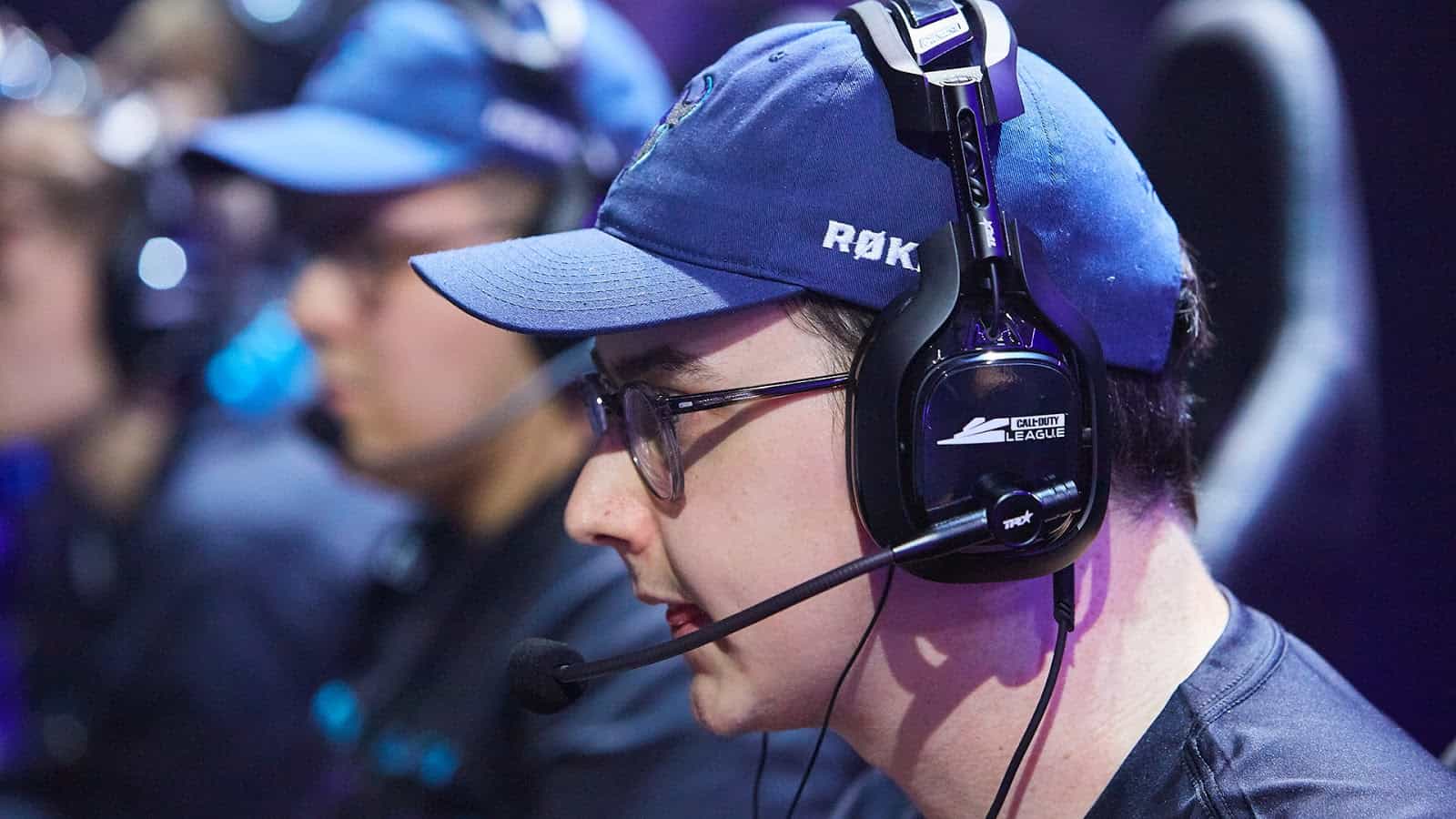 A side shot of Call of Duty player Silly with his teammates behind him.