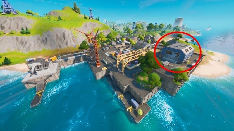A screen shot of Dirty Docks showing the giant warehouse located on the far east side, marked with a red circle