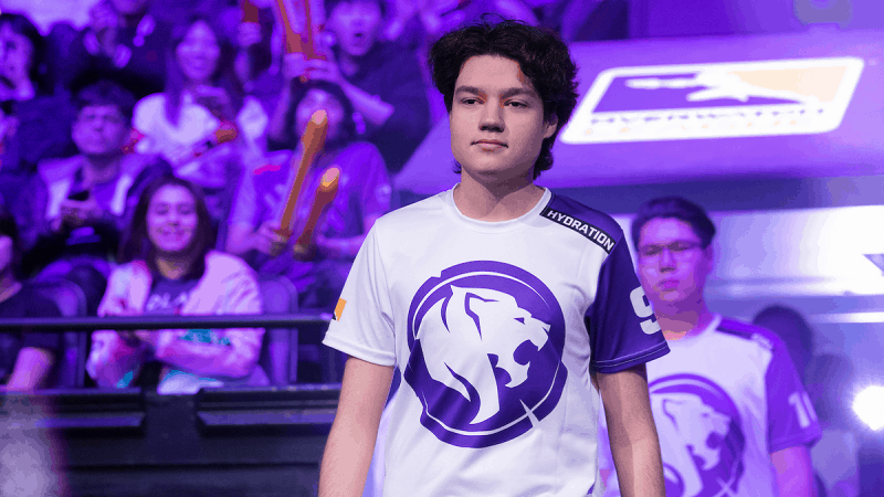 Overwatch League player João Pedro "Hydration" Goes Telles walking in the OWL arena in LA Gladiators attire.