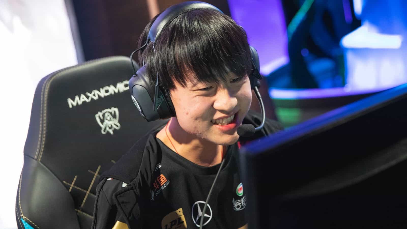 RNG's 2021 support Shi “Ming” Sen-Ming smiles happily at his PC during an MSI 2021 match.
