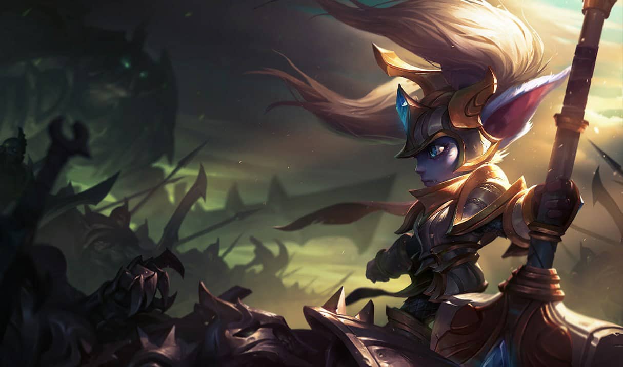 The splash art for LoL skin Battle Regalia Poppy, showing the brilliantly armored Yordle standing amidst a dark battlefield.