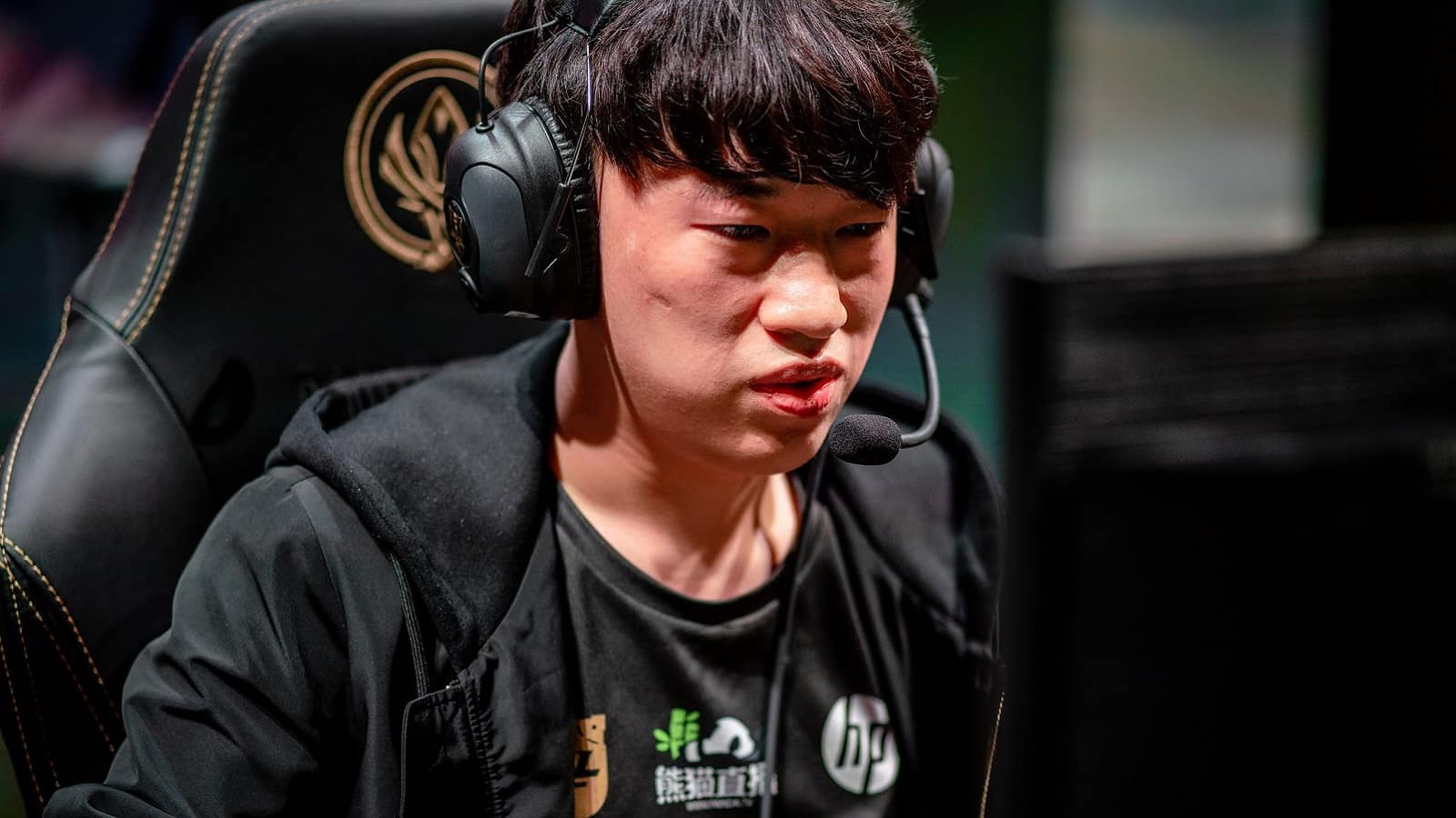 RNG's 2021 top laner Li “Xiaohu” Yuan-Hao plays a LoL match at MSI 2021.