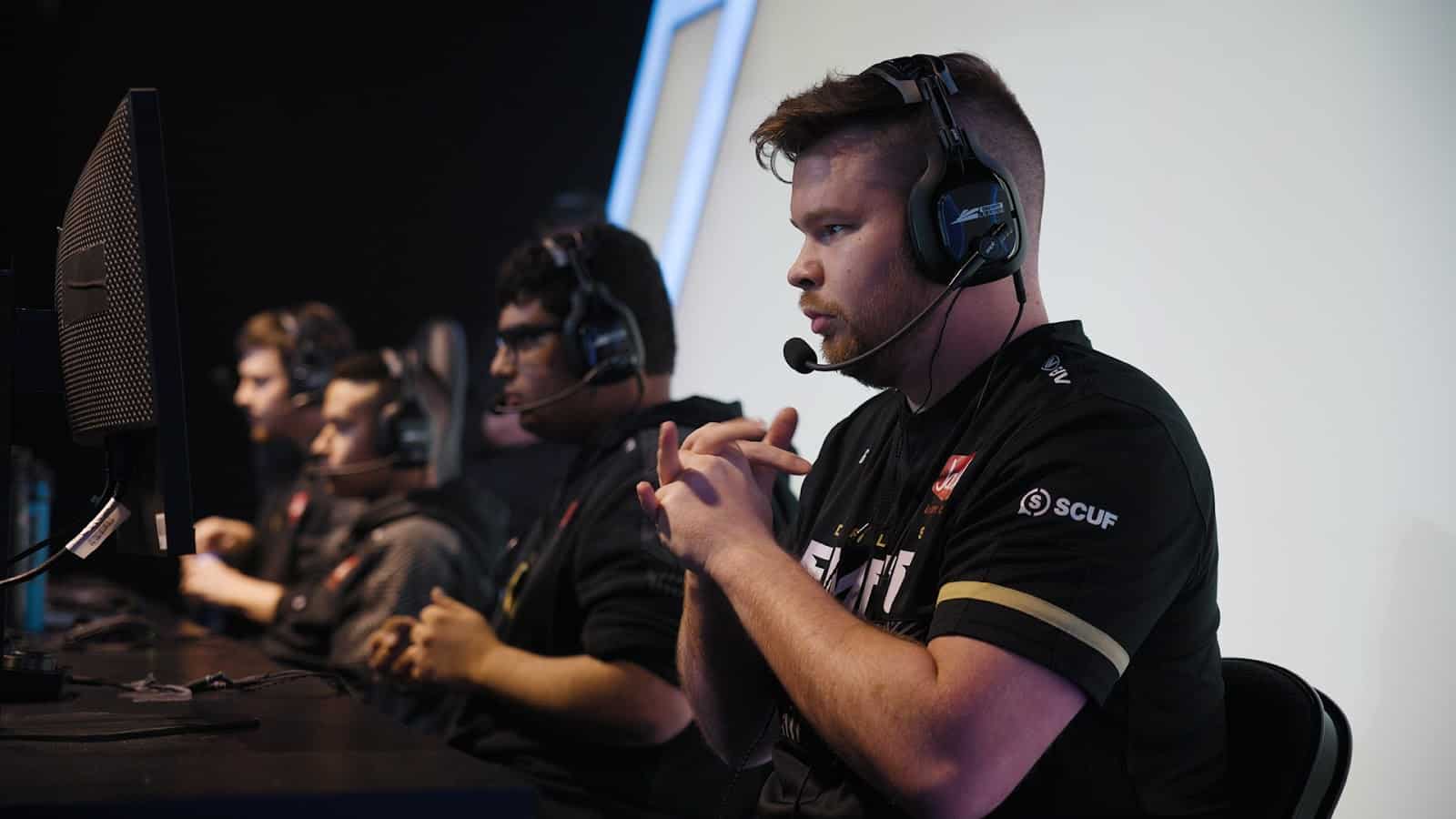 Ian "Crimsix" Porter cracks his knuckles ahead of a game of Call of Duty with the Dallas Empire