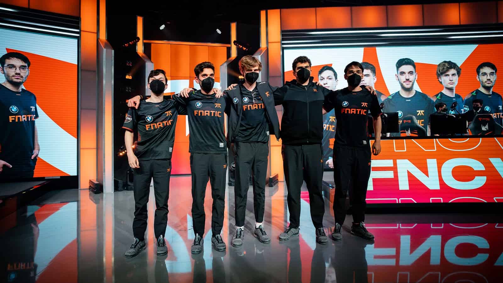 The FNATIC LEC 2021 roster of Adam, Bwipo, Nisqy, Upset and Hylissang stand together on the LEC stage after a win.