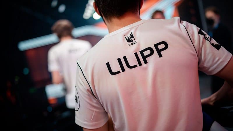 Pro LoL player Philipp “Lilipp” Englert walks away from the camera with his tag "Lilipp" featured prominently on his jersey.