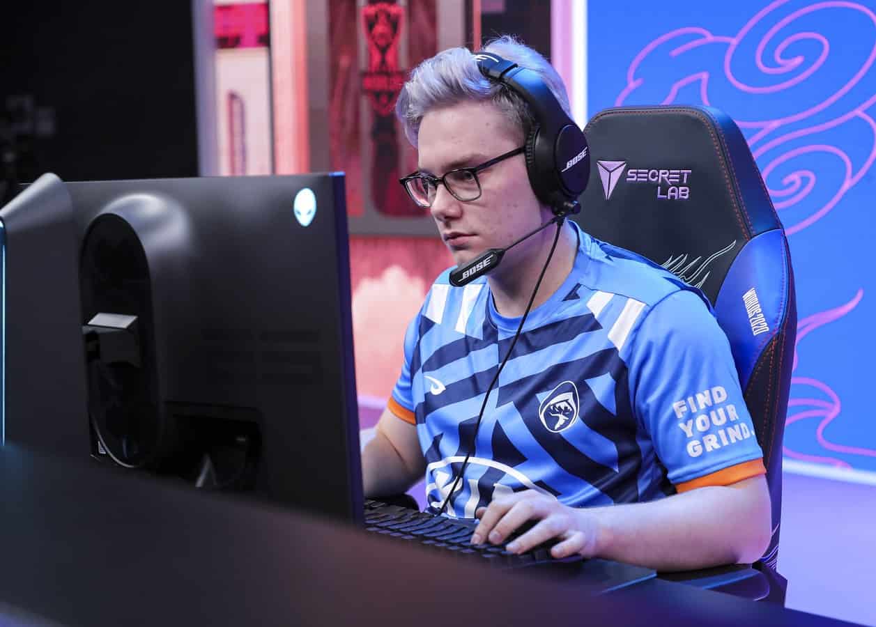 Rogue's Kacper "Inspired" Słoma plays an LoL match at the 2020 World Championship.