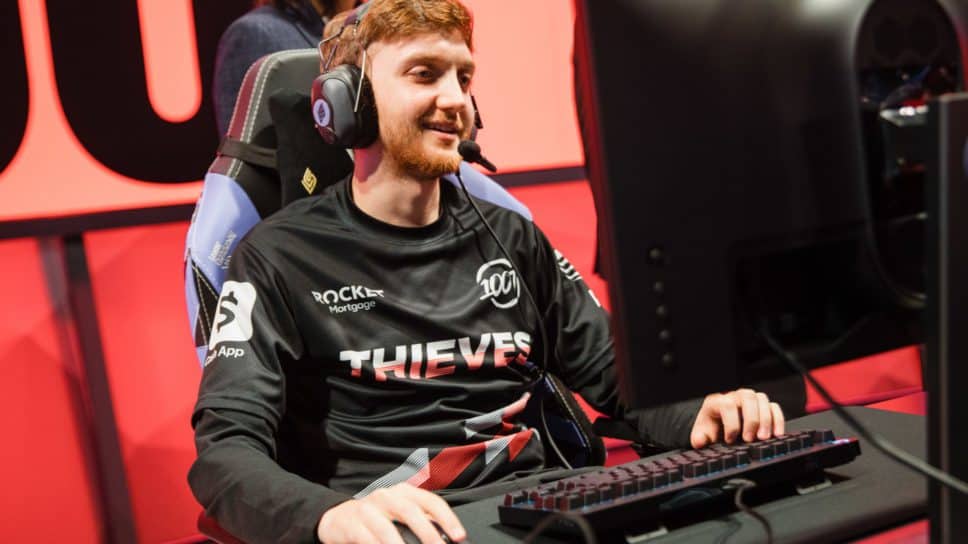 100 Thieves jungler Can "Closer" Çelik smiles while playing an LoL match in the LCS.