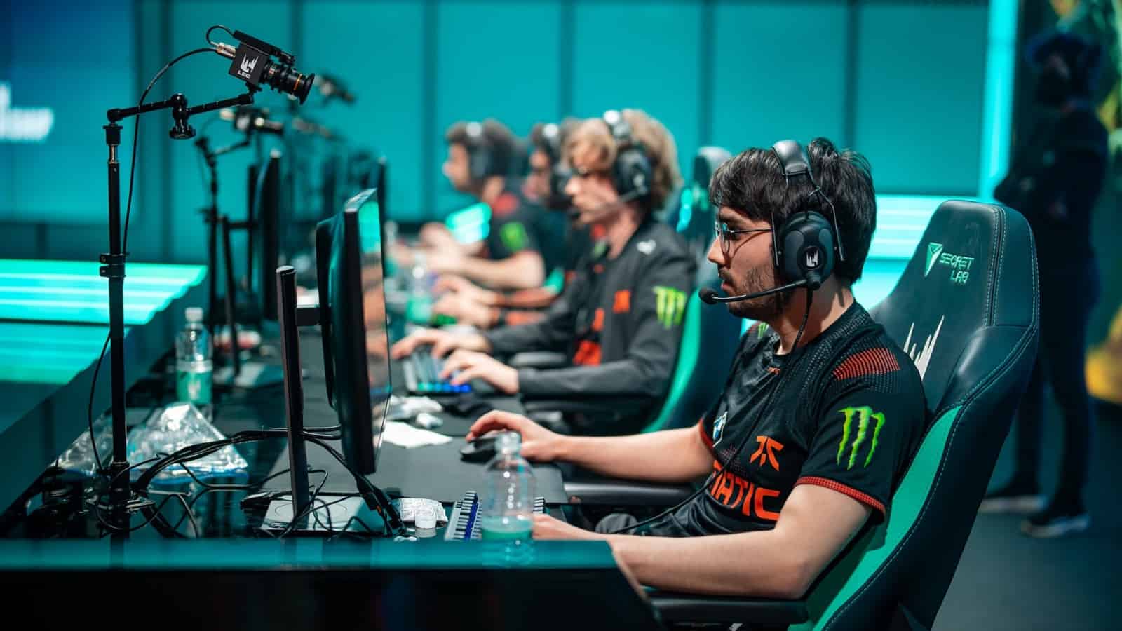 The Fnatic LoL team is lined up in front of monitors ahead of a match in the LEC studio.