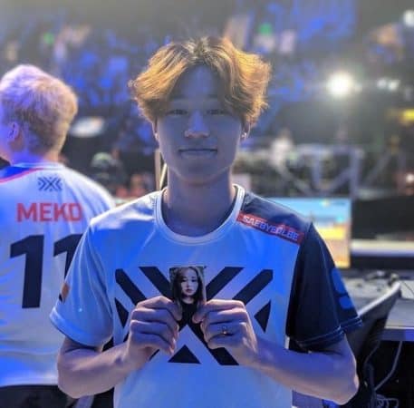 Saebyeolbe holding the picture of his wife that stays in his keyboard for every game