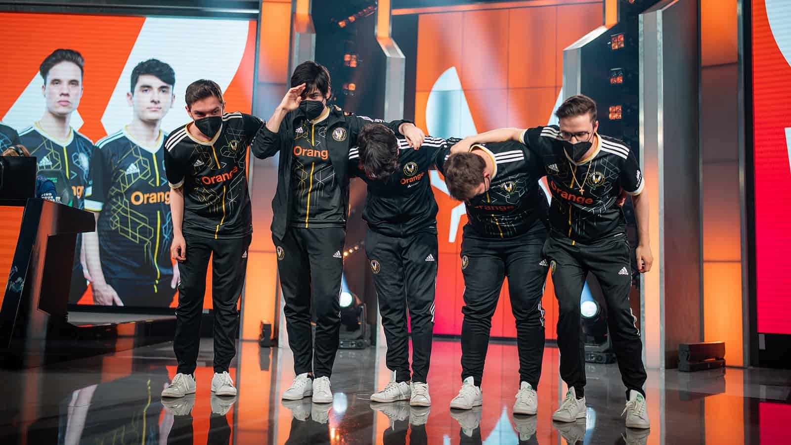 The 2021 Vitality LEC team of Szygenda, Selfmade, LIDER, Crownshot and Labrov bow on the LEC stage together.