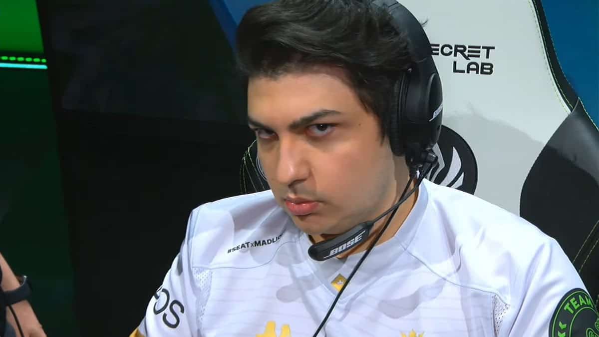 Pro LoL player İrfan Berk "Armut" Tükek stares mysteriously at the camera on the LEC stage.