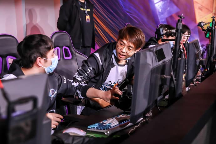 The roster for Elephant discuss strategy ahead of a live game during Season 2 of the Chinese Dota 2 Pro Cup