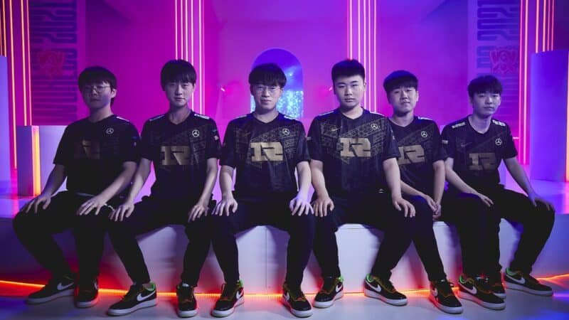 The 2021 RNG LoL roster of Li "Xiaohu" Yuan-Hao, Yan "Wei" Yang-Wei, Yuan "Cryin" Cheng-Wei, Wei "GALA" Chen, Shi "Ming" Sen-Ming, Zhang "Yuekai" Yue-Kai sit together and pose at the World Championship.
