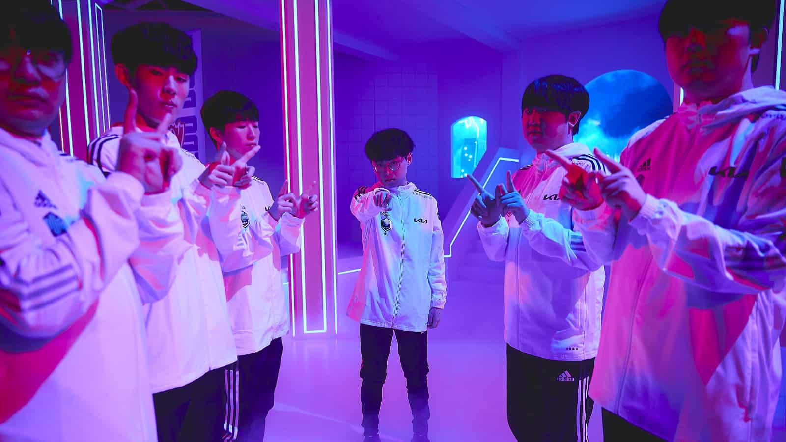 The DAMWON KIA LoL roster of Heo ÒShowMakerÓ Su, Jang "Ghost" Yong-jun, Kim "Canyon" Geon-bu, Cho ÒBeryLÓ Geon-hee, Cho "Rahel" Min-seong, and Dong-ha "Khan" Kim point their fingers out and pose.