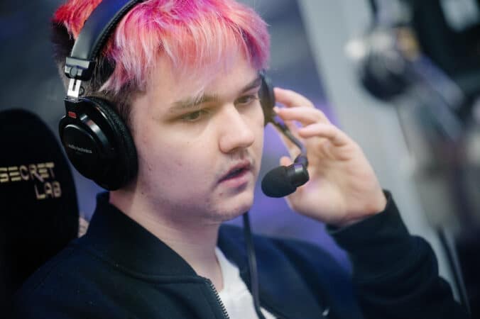 Illya "Yatoro" Mulyarchuk tests his mic ahead of a series at TI 10