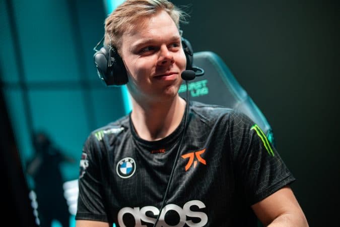 Martin "Wunder" Hansen in a Fnatic jersey