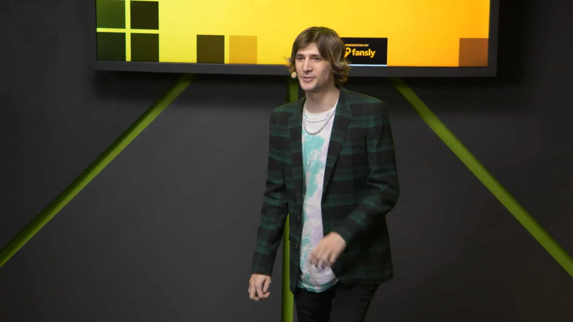 xQc arrives late to his own gameshow, “Juiced” and pushes Ludwig away