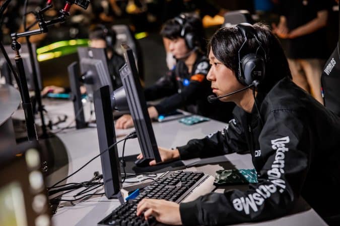 Movistar R7 and DetonatioN FocusMe Are Knocked Out Yutapon